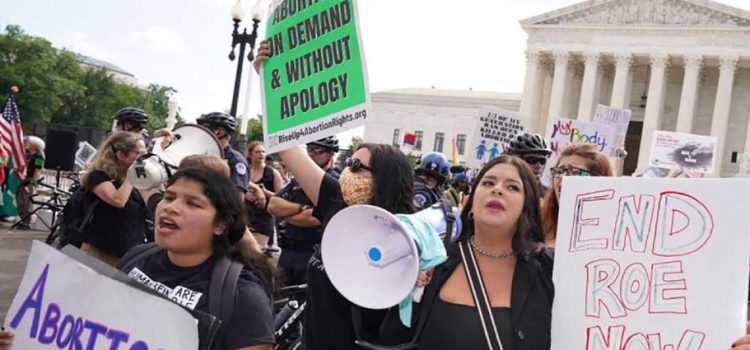 Revoca Corte Suprema de EU derecho constitucional al aborto