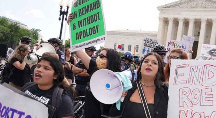 Revoca Corte Suprema de EU derecho constitucional al aborto