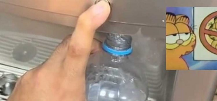 Aprovecha la ida al gym para “robarse” el agua del garrafón