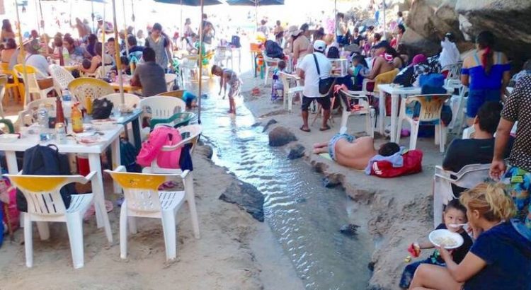 Aguas negras incomodan a turistas.