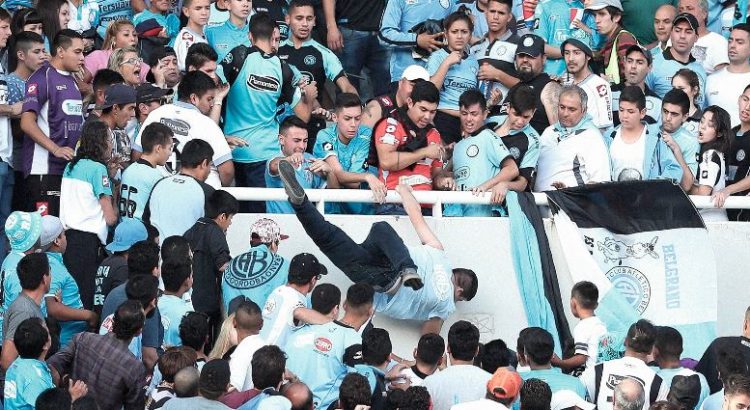 Un muerto tras pleito entre barras en Argentina