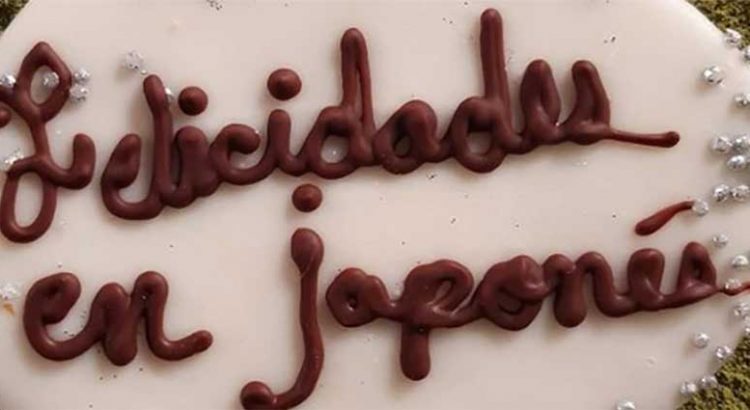 Encargó un pastel que dijera “Felicidades” en japonés