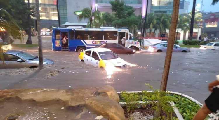Lluvias en Guerrero dejan inundaciones y deslaves