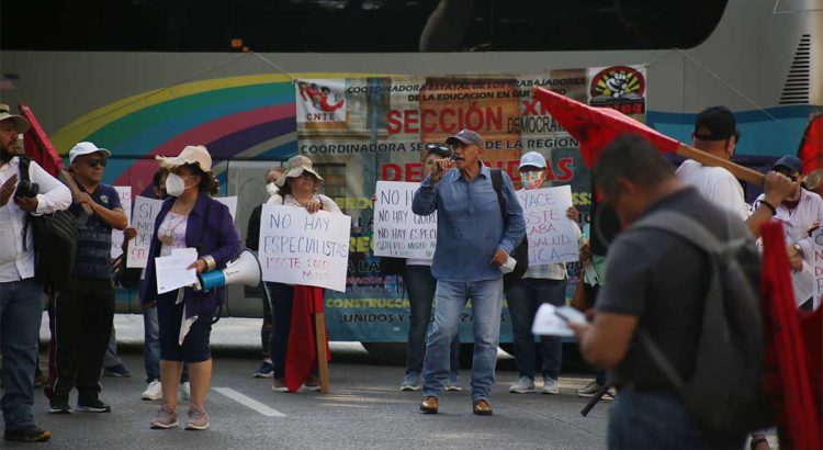 CETEG bloquea circulación en zona turística de Acapulco