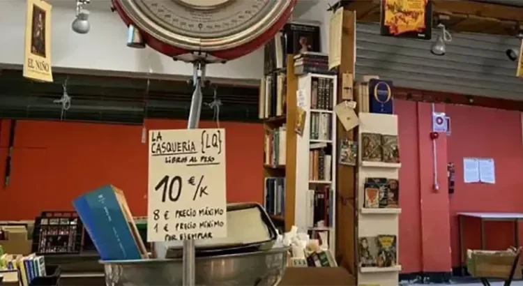 Vende tienda los libros según lo que pesen