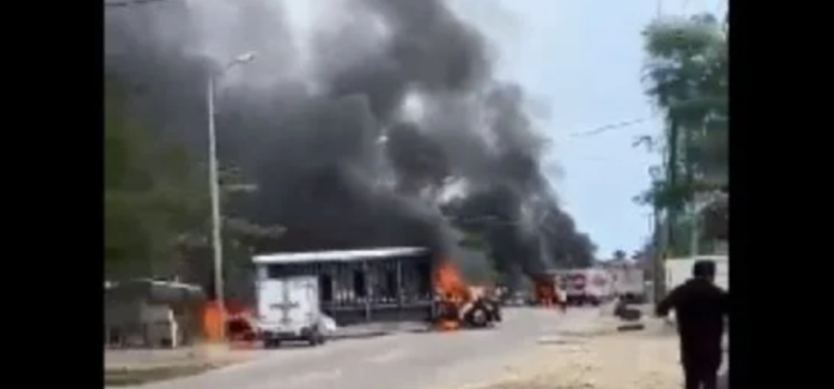 Hombres armados queman 12 vehículos en la carretera Acapulco-Zihuatanejo