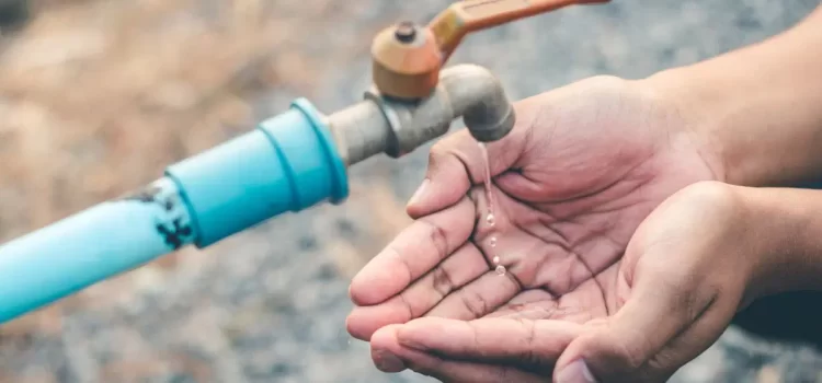 Colonias se quedan sin agua por reparación de fuga