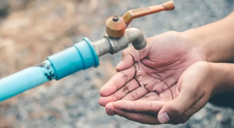 Colonias se quedan sin agua por reparación de fuga