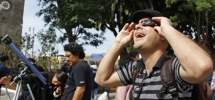 Porteños y turistas disfrutan del Eclipse Solar Anular