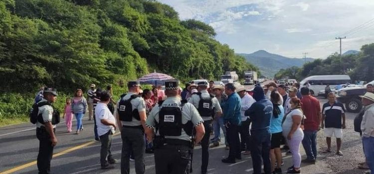 Pobladores de Xalitla bloquean la carretera para exigir mayor seguridad