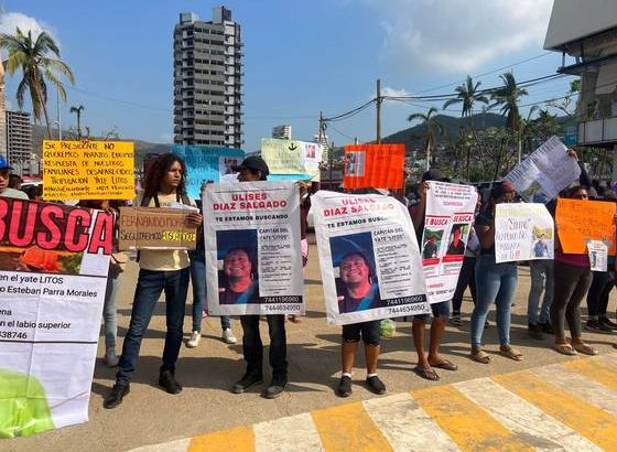 Familias bloquean la Costera y piden encontrar a los desaparecidos