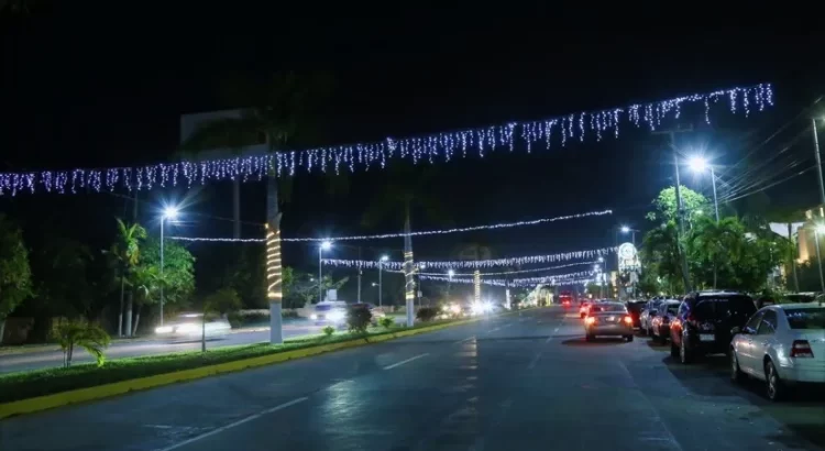 Acapulco comienza a tener espíritu navideño