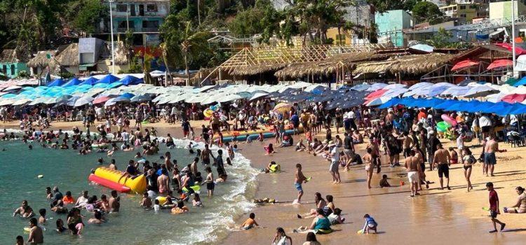 Turistas abarrotan las playas de Acapulco