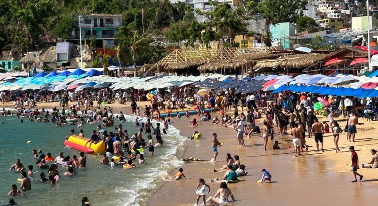 Turistas abarrotan las playas de Acapulco