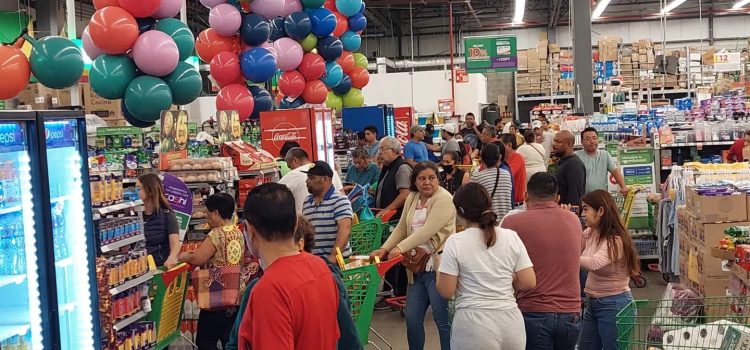 Abarrotadas las tiendas y los mercados en compras navideñas