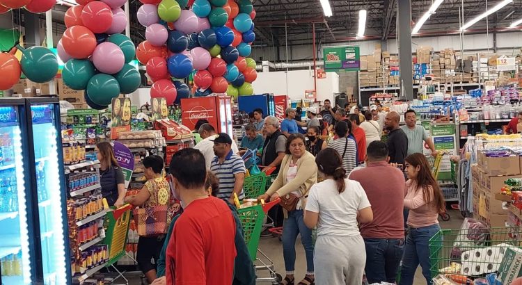 Abarrotadas las tiendas y los mercados en compras navideñas