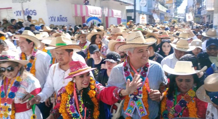 Más de 200 mil personas asisten al Paseo del Pendón