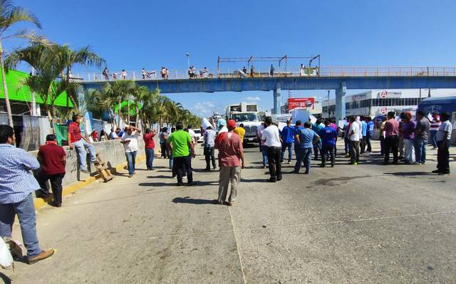 Por inseguridad transportistas bloquean bulevar Vicente Guerrero