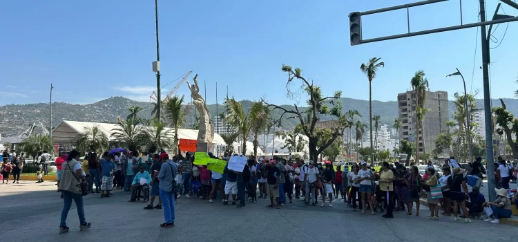 Damnificados bloquean la Costera de Acapulco