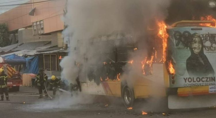 Provoca caos incendio de autobús