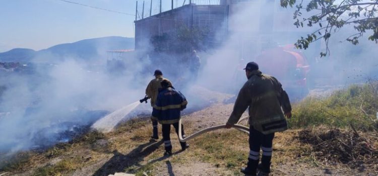 Mantienen los trabajos para sofocar el incendio forestal