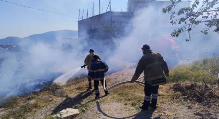 Mantienen los trabajos para sofocar el incendio forestal