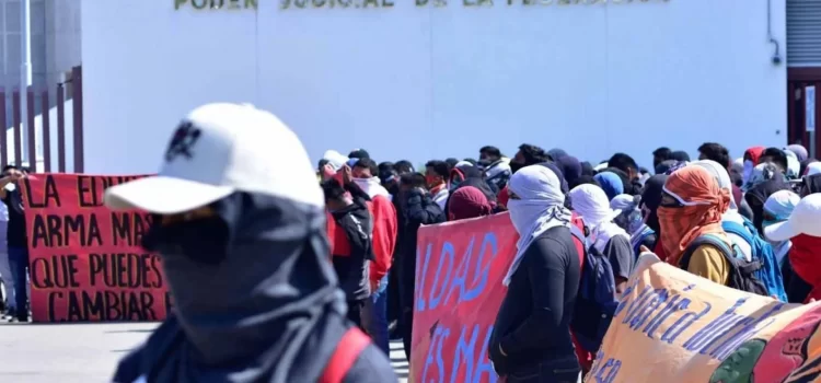 Cinco meses de prisión preventiva a detenidos por muerte del normalista