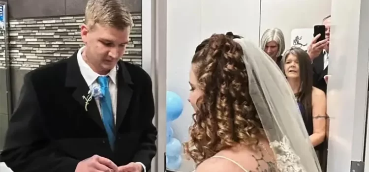 Celebraron su boda ….en el baño de una gasolinera