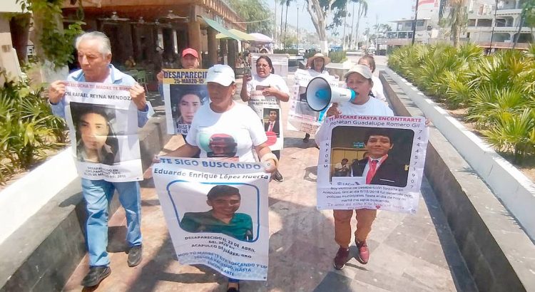 Cumplen y marchan los familiares de desaparecidos