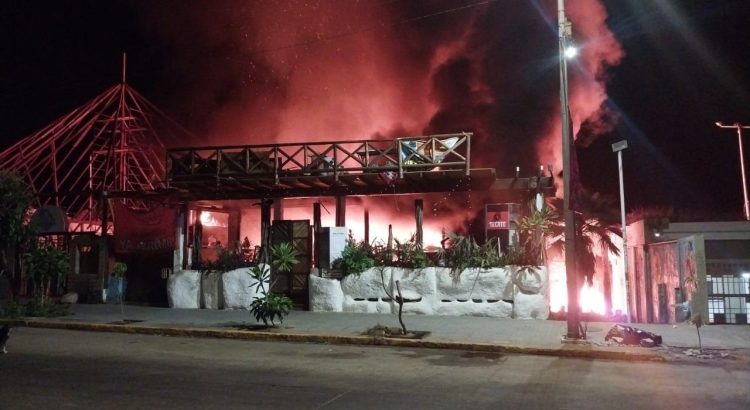 Se incendian dos restaurantes en Acapulco