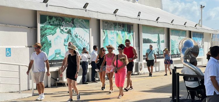 Llegan los turistas al puerto de Acapulco