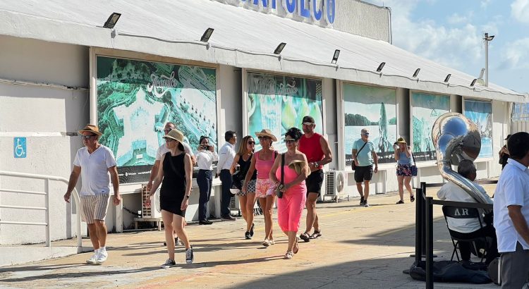 Llegan los turistas al puerto de Acapulco