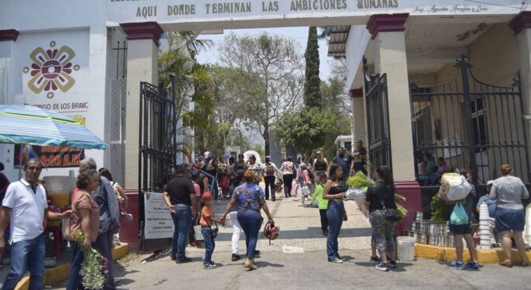 Guerrerenses abarrotan los panteones