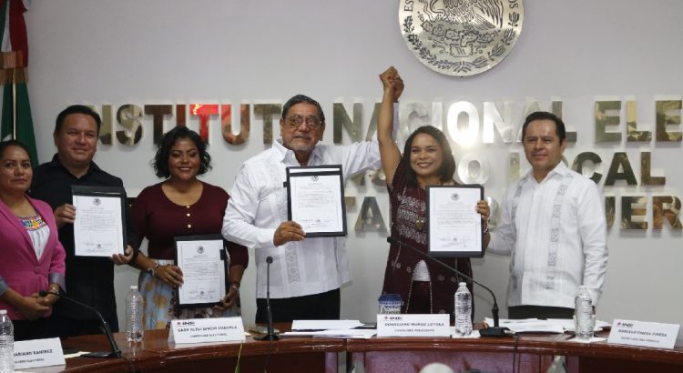 Reciben su constancia como senadores electos