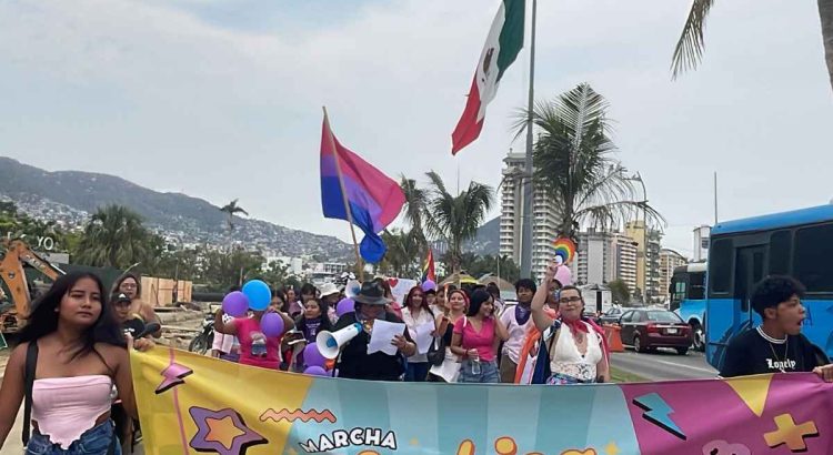 Realizan primera marcha Lésbica-Bisexual en Acapulco