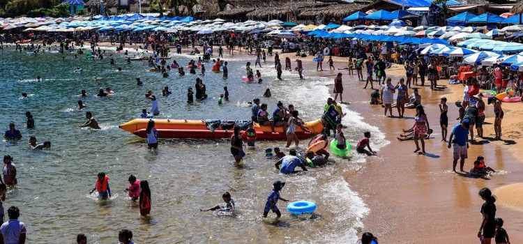 Turistas abarrotan las playas de Acapulco