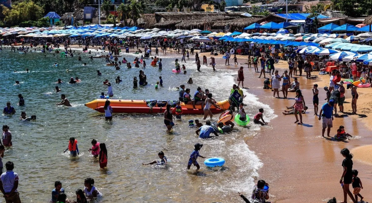 Turistas abarrotan las playas de Acapulco