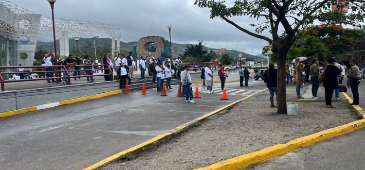 Integrantes del SNTE se manifiestan en Chilpancingo