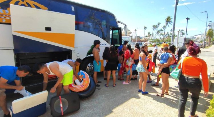 Arriban más turistas al puerto de Acapulco