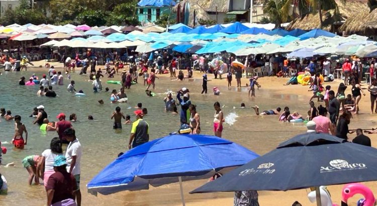 Comienzan a llegar los turistas a playas de Caleta y Caletilla