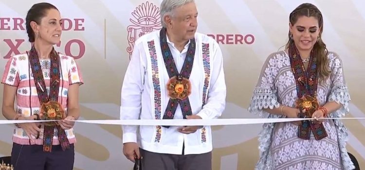 AMLO inaugura carretera Las Cruces-Pinotepa Nacional