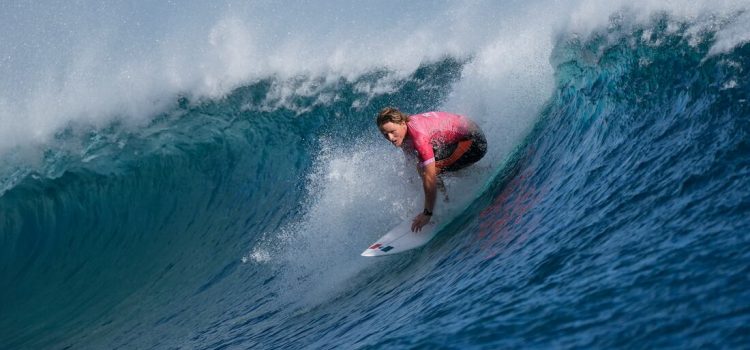 Mexicano Alan Cleland hace historia y avanza a los Octavos de Final de surf olímpico