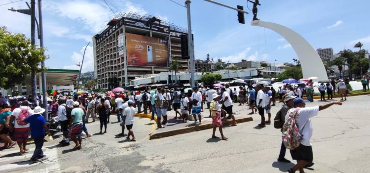 Bloquean avenida Costera por falta de agua