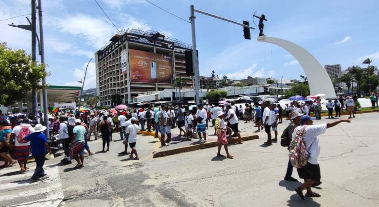 Bloquean avenida Costera por falta de agua