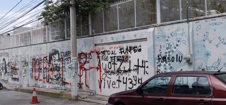 Vandalizan normalistas de Ayotzinapa las oficinas de la SEG