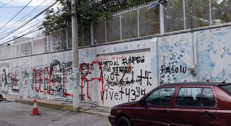 Vandalizan normalistas de Ayotzinapa las oficinas de la SEG