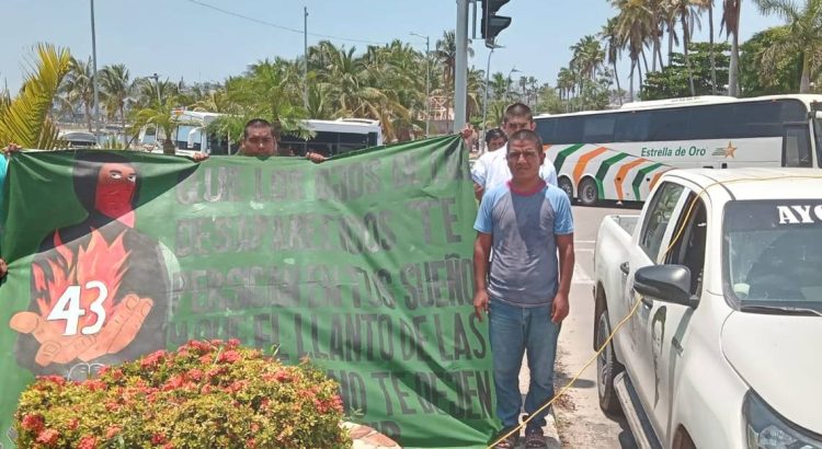 Realizan protesta por los 43 normalistas de Ayotzinapa