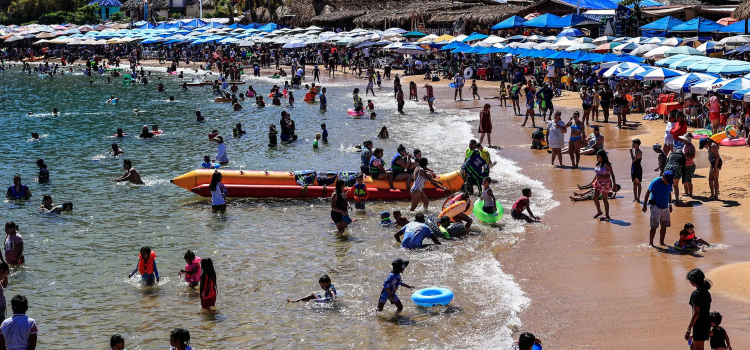 Las playas de Caleta y Caletilla, las preferidas de los turistas nacionales