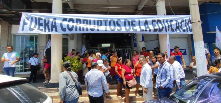 Padres de familia protestan por pagos de cuotas por inscripción en escuelas