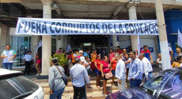 Padres de familia protestan por pagos de cuotas por inscripción en escuelas